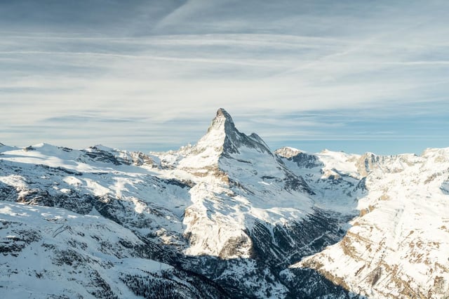 Vue panoramique sur le sommet enneigé du Cervin.