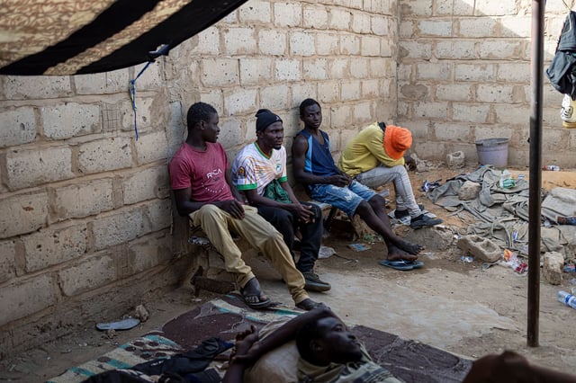 Un groupe de travailleurs migrants mauritaniens se reposent dans un refuge à Rosso, au Sénégal, le 20 mars 2025. 