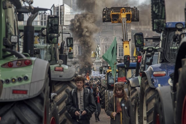 Decenas de tractores aparcados en las calles de Bruselas, el 1 de febrero del año pasado, en plena oleada de protestas en el campo europeo.