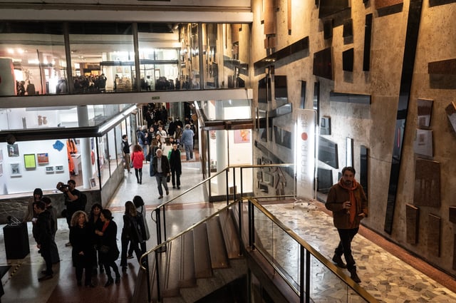 AFFAIR ofrece obras seleccionadas a menos de 600 dólares; arteba tiene un catálogo de obras desde 3000 y BAdA ofrece diez piezas de cada artista a 150.000 pesos