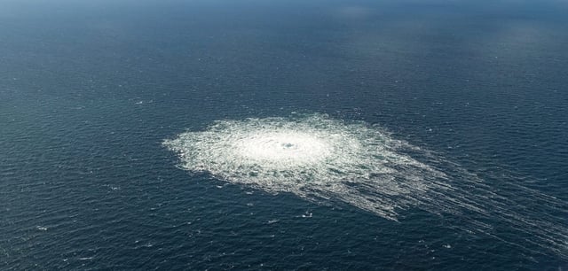 Austretendes Gas über der beschädigten Pipeline Nord Stream 2