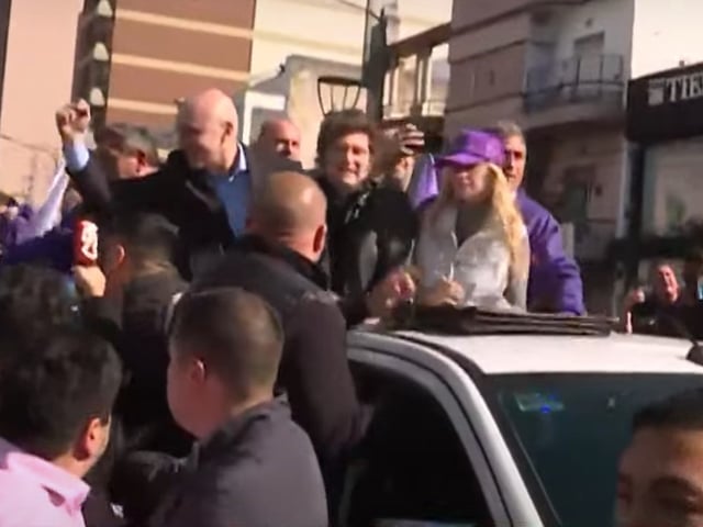Milei, durante su recorrida en Lomas de Zamora