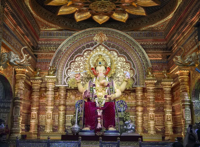 कहीं मूषक पर सवार तो कहीं छत्रपति शिवाजी महाराज का अवतार... देखें मुंबई में गणेशोत्सव पर भव्य पंडालों की रौनक