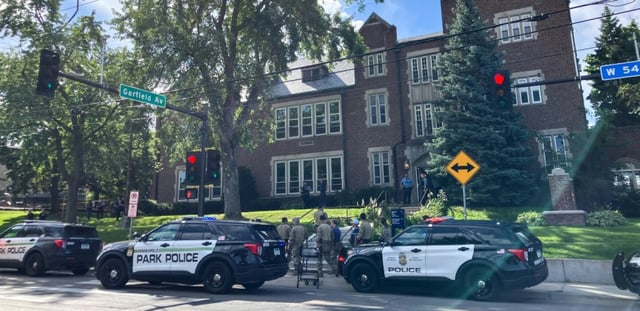 La police et les services de secours sont présents sur la scène d’une attaque par armes à feu à l’Eglise de l’Annonciation et Ecole catholique de Minneapolis, dans l’Etat américain du Minnesota, le 27 août 2025