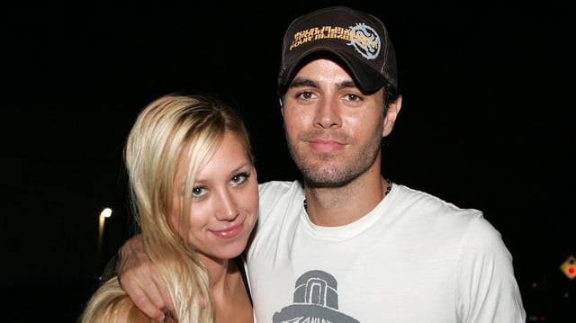 MIAMI - JUNE 16:  Tennis player Anna Kournikova and singer Enrique Iglesias leave Big Pink restaurant during the early morning hours on June 16, 2006 in Miami, Florida.  (Photo by Ralph Notaro/Getty Images)