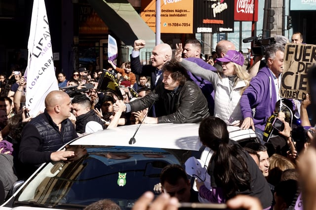 La caravana de Javier Milei en Lomas de Zamora. Durante la recorrida le arrojaron una piedra a la camioneta que llevaba al presidente