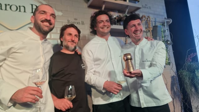 Los ganadores al recibir el premio