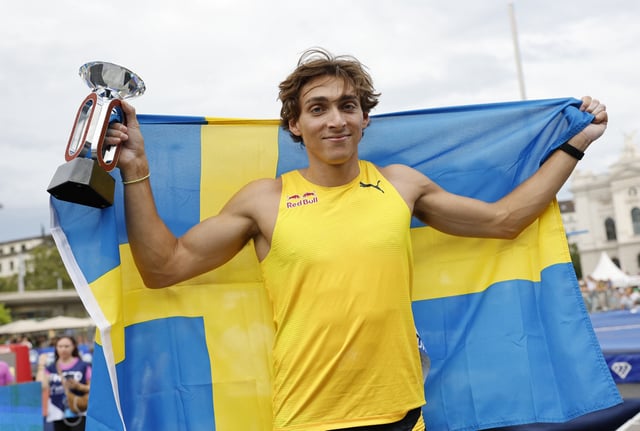 Athletics - Diamond League - Final - Zurich - Zurich, Switzerland - August 27, 2025 Sweden's Armand Duplantis celebrates with a trophy after winning the men's pole vault final REUTERS/Stefan Wermuth