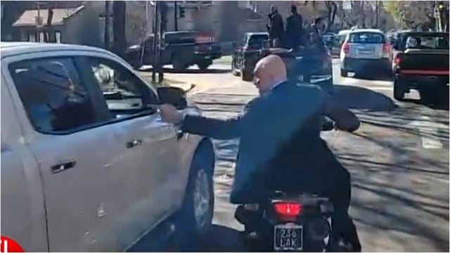 Lomas de Zamora: Espert huye en moto luego de que atacaron piedrazos a la caravana de Javier Milei - (Foto Agencia NA)