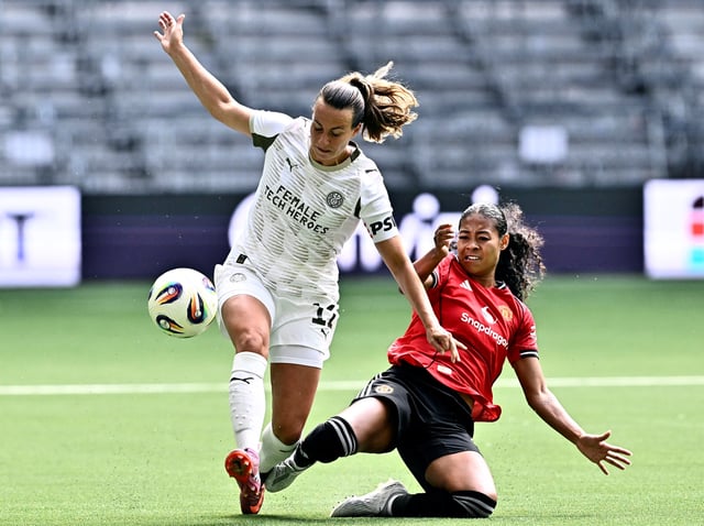 Soccer Football - UEFA Women's Champions League - Second Qualifying Round - Manchester United v PSV Eindhoven - 3Arena, Stockholm, Sweden - August 27, 2025 PSV Eindhoven's Renate Jansen in action with Manchester United's Jayde Riviere   Jonas Ekstromer/TT News Agency via REUTERS