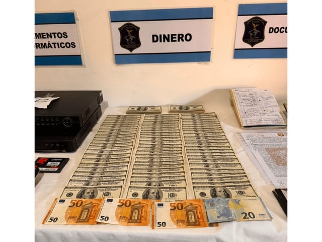 El dinero secuestrado a la banda.