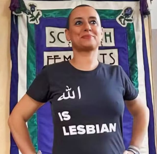La photo publiée le 10 août par Ibtissame «Betty» Lachgar sur X. Sur le tee-shirt, est écrit : «Allah est lesbienne».