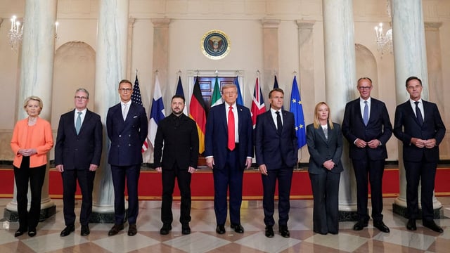 Photo de famille du sommet du 18 août 2025 organisé à Washington pour mettre fin à la guerre russe en Ukraine, avec de gauche à droite : Ursula von der Leyen, Keir Starmer, Alexander Stubb, Volodymyr Zelensky, Donald Trump, Emmanuel Macron, Giorgia Meloni, Friedrich Merz, et Mark Rutte (Otan).


