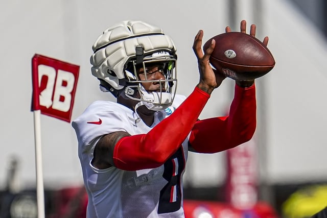 Jul 29, 2025; Atlanta, GA, USA; Atlanta Falcons tight end Kyle Pitts (8) catches a pass during practice at training camp at IBM Performance Field. Mandatory Credit: Dale Zanine-Imagn Images