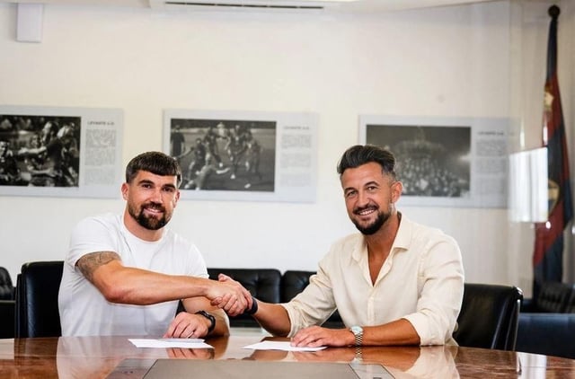 Héctor Rodas junto a Mathew Ryan.
