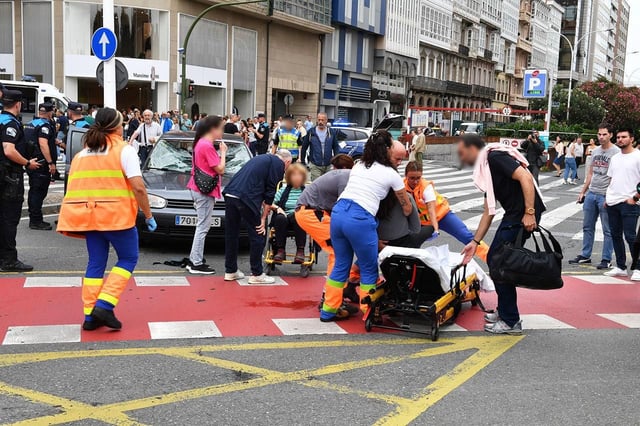 Heridos, ambulancias y policías en el lugar del atropello múltiple registrado en A Coruña, en el cruce de Juana de Vega con los Jardines de Méndez Núñez