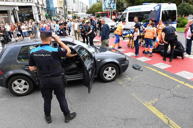 Heridos, ambulancias y policías en el lugar del atropello múltiple registrado en A Coruña, en el cruce de Juana de Vega con los Jardines de Méndez Núñez