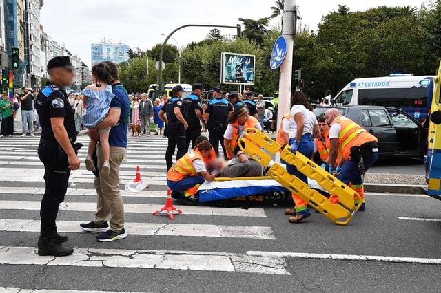 Heridos, ambulancias y policías en el lugar del atropello múltiple registrado en A Coruña, en el cruce de Juana de Vega con los Jardines de Méndez Núñez