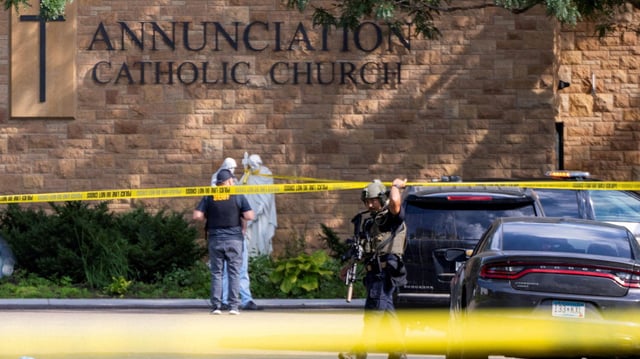Sicherheitskräfte stehen hinter einem Absperrband vor einer Kirche in Minnesota, in der ein Schütze auf Schulkinder geschossen hat.