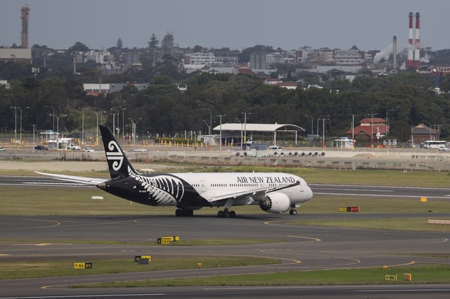 An Air New Zealand plane is seen taxiing from the international terminal at Sydney Airport, in Sydney, Australia, November 29, 2021.  REUTERS/Loren Elliott/File Photo