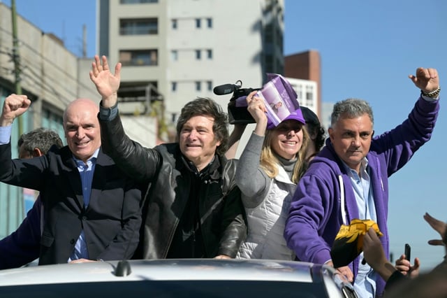 Le président argentin Javier Milei (2e.à.g) peu avant d'être la cible de projectiles, à Lomas de Zamora, en Argentine, le 27 août 2025