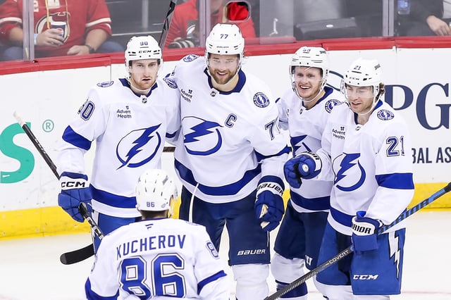Brayden Point, Jake Guentzel, Janis Moser, and Victor Hedman celebrate a goal for the Tampa Bay Lightning (Jess Starr/The Hockey Writers)
