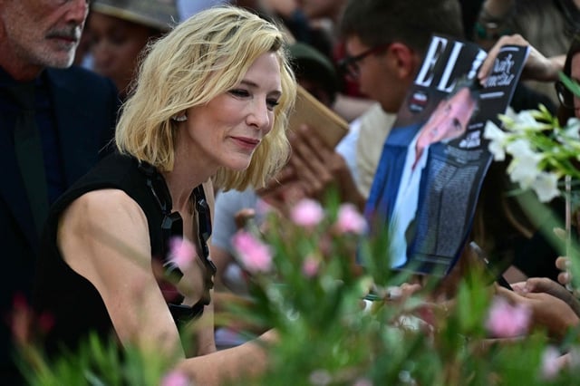 Cate Blanchett firma autógrafos junto a la alfombra roja este miércoles antes de la ceremonia inaugural del Festival de Cine de Venecia