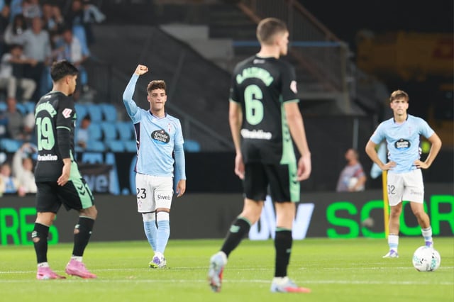 Hugo Álvarez saluda tras anotar el empate