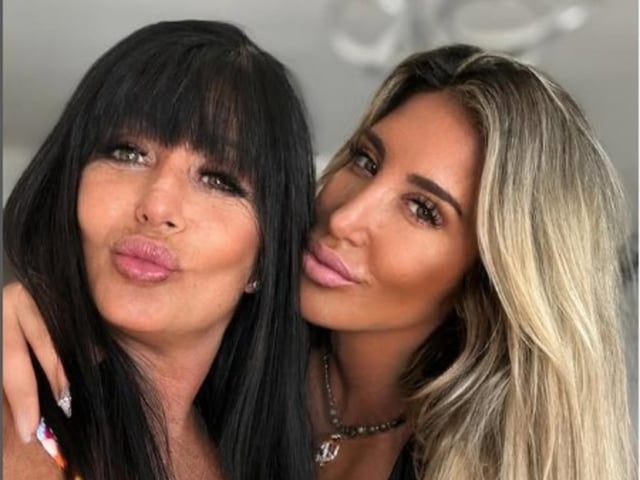 La vedette y bailarina Ayelén Paleo junto a su madre.