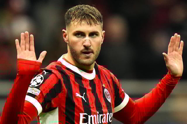 El delantero mexicano Santiago Giménez se quedará en el Milan. (Foto: Archivo GH)