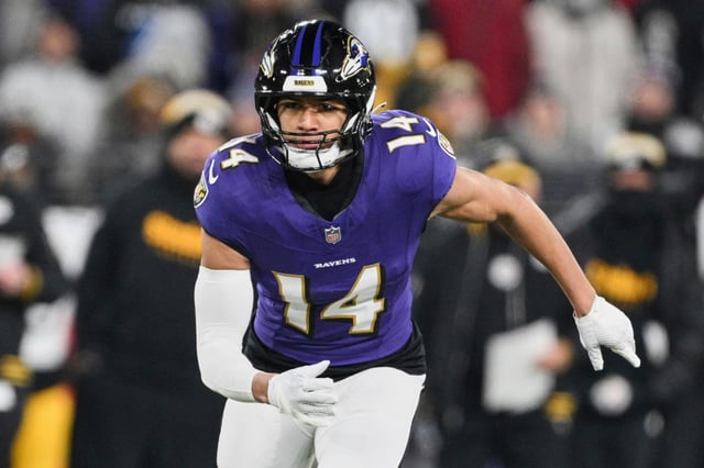 ARCHIVO - El safety de los Ravens de Baltimore, el estadounidense Kyle Hamilton (14), persigue la acción durante la primera mitad de un juego de fútbol americano de playoffs de comodines de la NFL contra los Steelers de Pittsburgh, el sábado 11 de enero de 2025, en Baltimore. (AP Photo/Terrance Williams, Archivo)