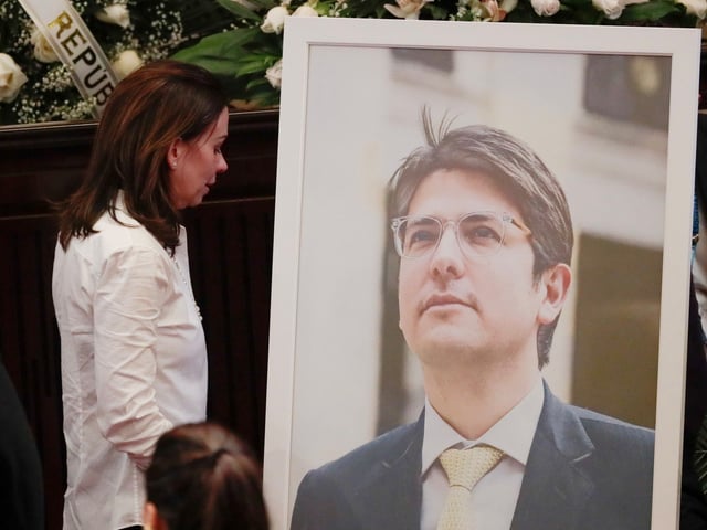 FOTODELDÍA AME9269. BOGOTÁ (COLOMBIA), 11/08/2025.- La esposa del fallecido senador y precandidato a la presidencia de Colombia Miguel Uribe Turbay, Claudia Tarazona, observa un retrato de Miguel este lunes, en el Salón Elíptico del Capitolio Nacional en Bogotá (Colombia). Uribe Turbay falleció después de ser gravemente herido en un atentado hace 64 días. EFE/ Carlos Ortega