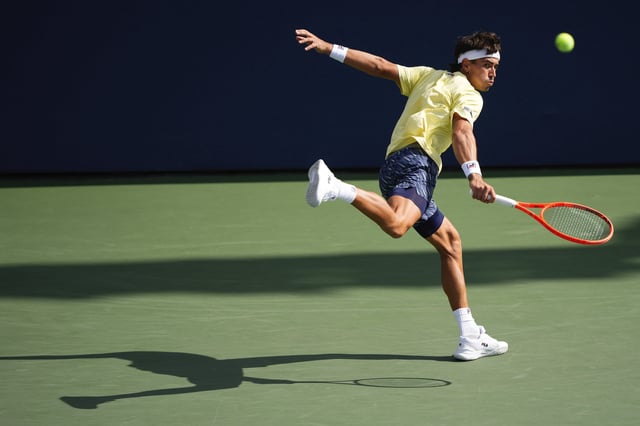 El esfuerzo de Francisco Comesaña para devolver un impacto de Cameron Norrie; el británico se impuso en cuatro horas y avanzó a la tercera ronda del US Open