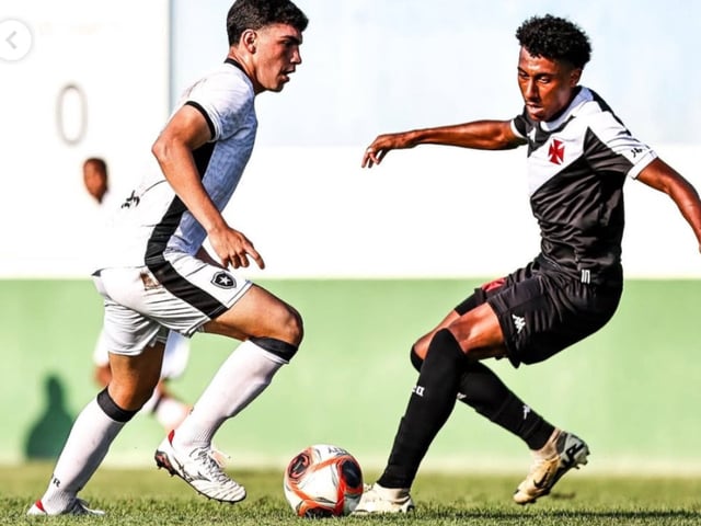 Henrique Simeone es mediocentro del Botafogo. 