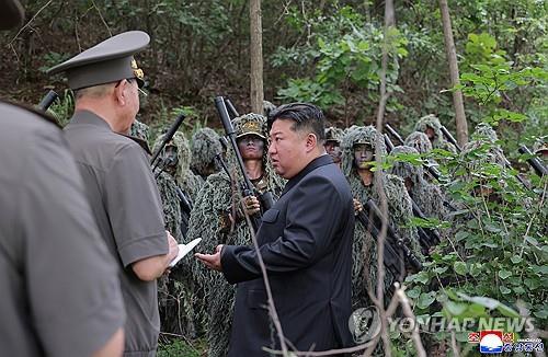 North Korean leader Kim Jong-un (C) speaks to officials during his visit to a special operations training base on Aug. 27, 2025, in this photo published by the Korean Central News Agency the following day. (For Use Only in the Republic of Korea. No Redistribution) (Yonhap)