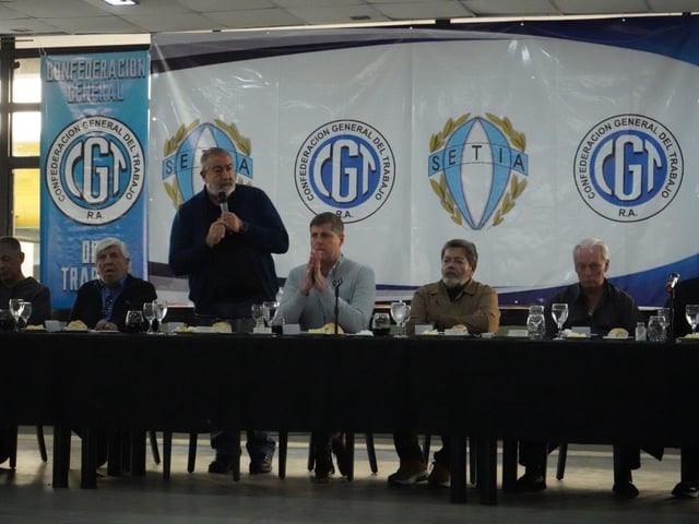 Los jefes de la CGT durante el encuentro en Ezeiza para organizar la elección de la nueva conducción.