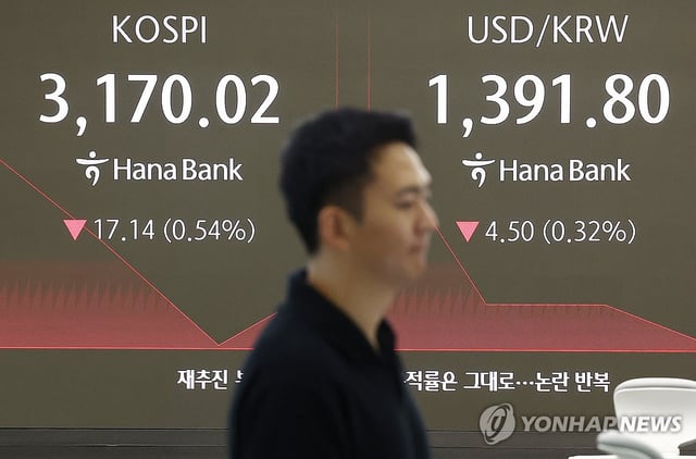 This photo, taken Aug. 28, 2025, shows the dealing room of Hana Bank in Seoul. (Yonhap)