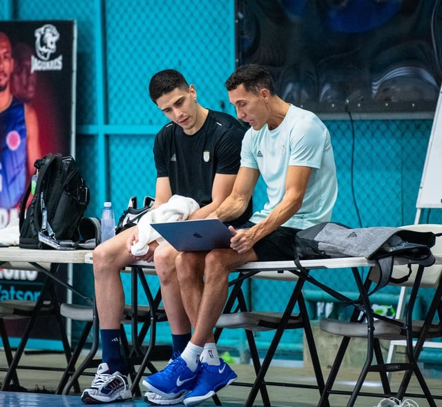 Cordobeses. El entrenador Pablo Prigioni y el base José Vildoza preparan el partido con Puerto Rico por los cuartos de final de la AmeriCup. (Prensa CAB)