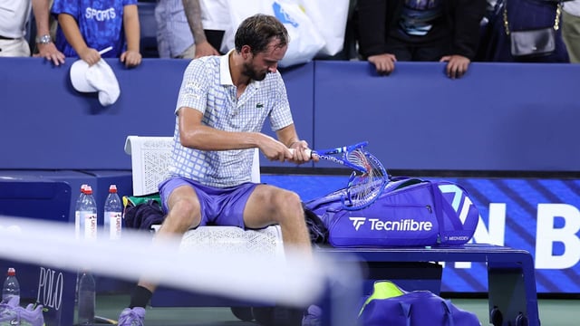 Daniil Medvedev muss wegen unsportlichen Verhaltens tief in die Tasche greifen.