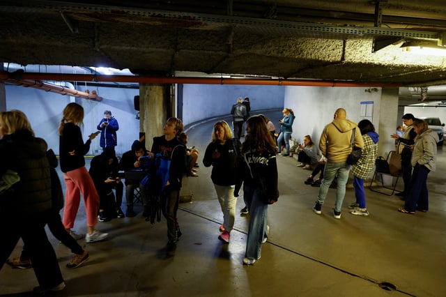 People take shelter inside an underground parking during Russian drone and missile strikes, amid Russia's attack on Ukraine, in Kyiv, Ukraine August 28, 2025. REUTERS/Valentyn Ogirenko