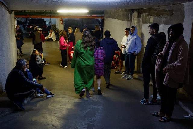 People take shelter inside an underground parking during Russian drone and missile strikes, amid Russia's attack on Ukraine, in Kyiv, Ukraine August 28, 2025. REUTERS/Valentyn Ogirenko
