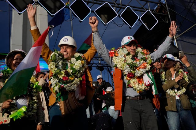 El candidato a presidente Rodrigo Paz, a la derecha, y el aspirante a vicepresidente Edman Lara unen sus manos durante la campaña electoral en El Alto, Bolivia, el domingo 10 de agosto de 2025. (AP Foto/Juan Karita)