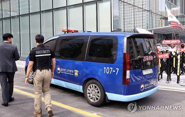 A justice ministry vehicle carrying jailed former first lady Kim Keon Hee enters the building housing the office of special counsel Min Joong-ki's team in Seoul on Aug. 28, 2025. (Yonhap)