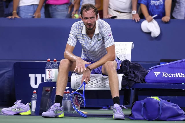 Daniil Medvedev quedó eliminado en el US Open en medio de un ataque de furia; el ruso fue multado por sus reacciones en el partido que perdió contra Benjamin Bonzi.