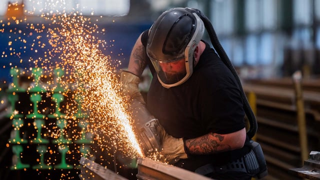 Deutschlands Wirtschaft im beinharten Abstiegskampf, Millionen Arbeitsplätze sind bedroht.