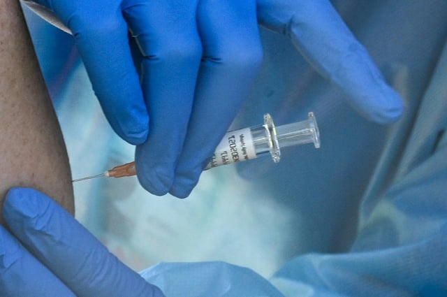 Le départ précipité de Mme Monarez survient en pleine crise aux CDC, l'agence ayant été la cible début août d'une attaque armée par un homme vivement opposé au vaccin contre le Covid-19