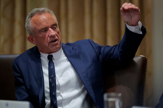 Le ministre américain de la Santé Robert Kennedy Jr. s'exprime lors d'une réunion à la Maison Blanche, à Washington DC, le 26 août 2025