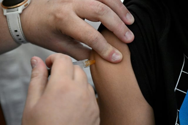 Knapp die Hälfte der 14- bis 17-Jährigen in Deutschland ist gegen humane Papillomviren (HPV) geimpft. Das geht einer Umfrage der Krankenkasse Barmer hervor, die der Nachrichtenagentur AFP vorlag. 48 Prozent haben zumindest die Erstimpfung.