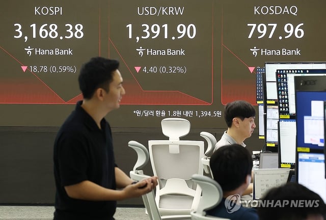 Employees work at the dealing room of Hana Bank in central Seoul on Aug. 28, 2025. (Yonhap)