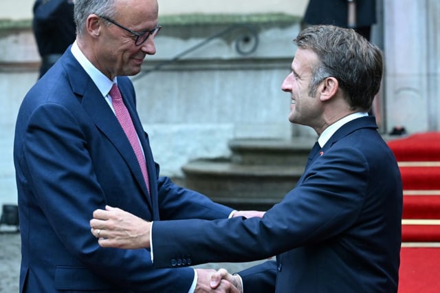 Le chancelier allemand Friedrich Merz (à gauche sur la photo) et le président français Emmanuel Macron (à droite) à Berlin, le 23 juillet 2025
